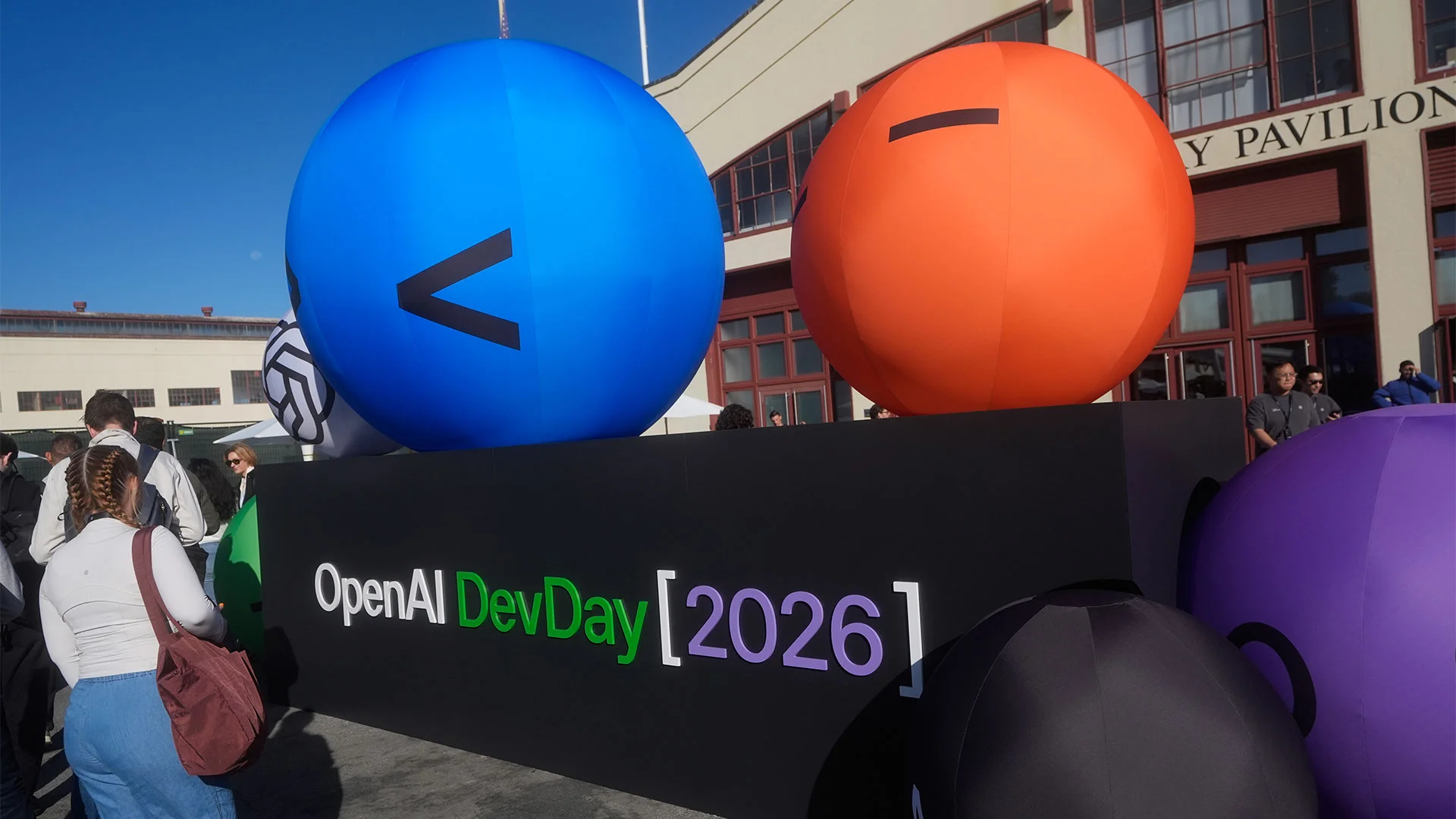 Los visitantes llegan a la conferencia OpenAI DevDay 2026, el martes 29 de septiembre de 2026, en San Francisco. [Foto: Jeff Chiu/AP Photo]

