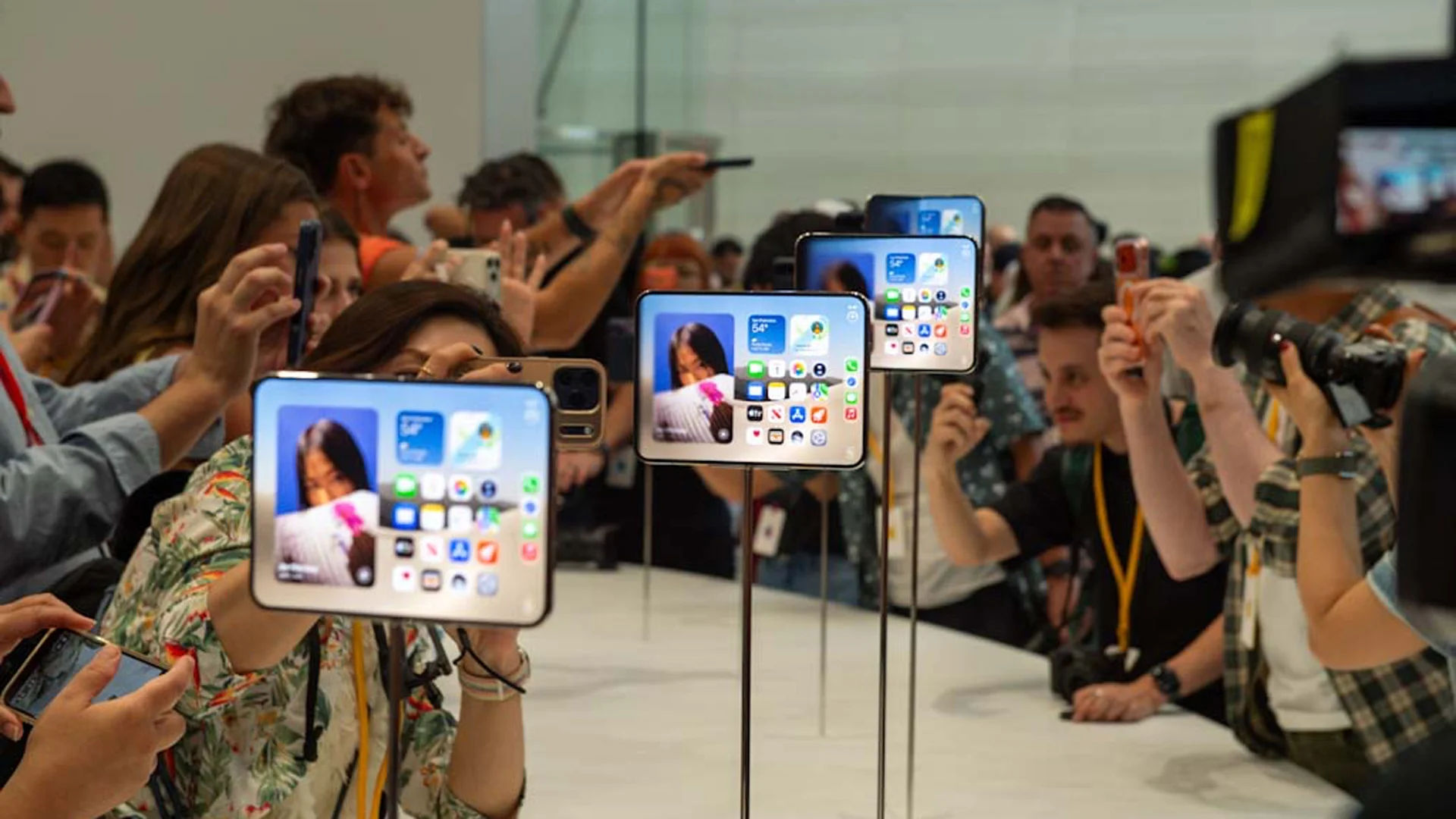 El iPhone Duo, el primer teléfono plegable de Apple, en exhibición en uno de los eventos de lanzamiento de productos de la compañía [Foto: Andrej Sokolow/picture alliance vía Getty Images].

