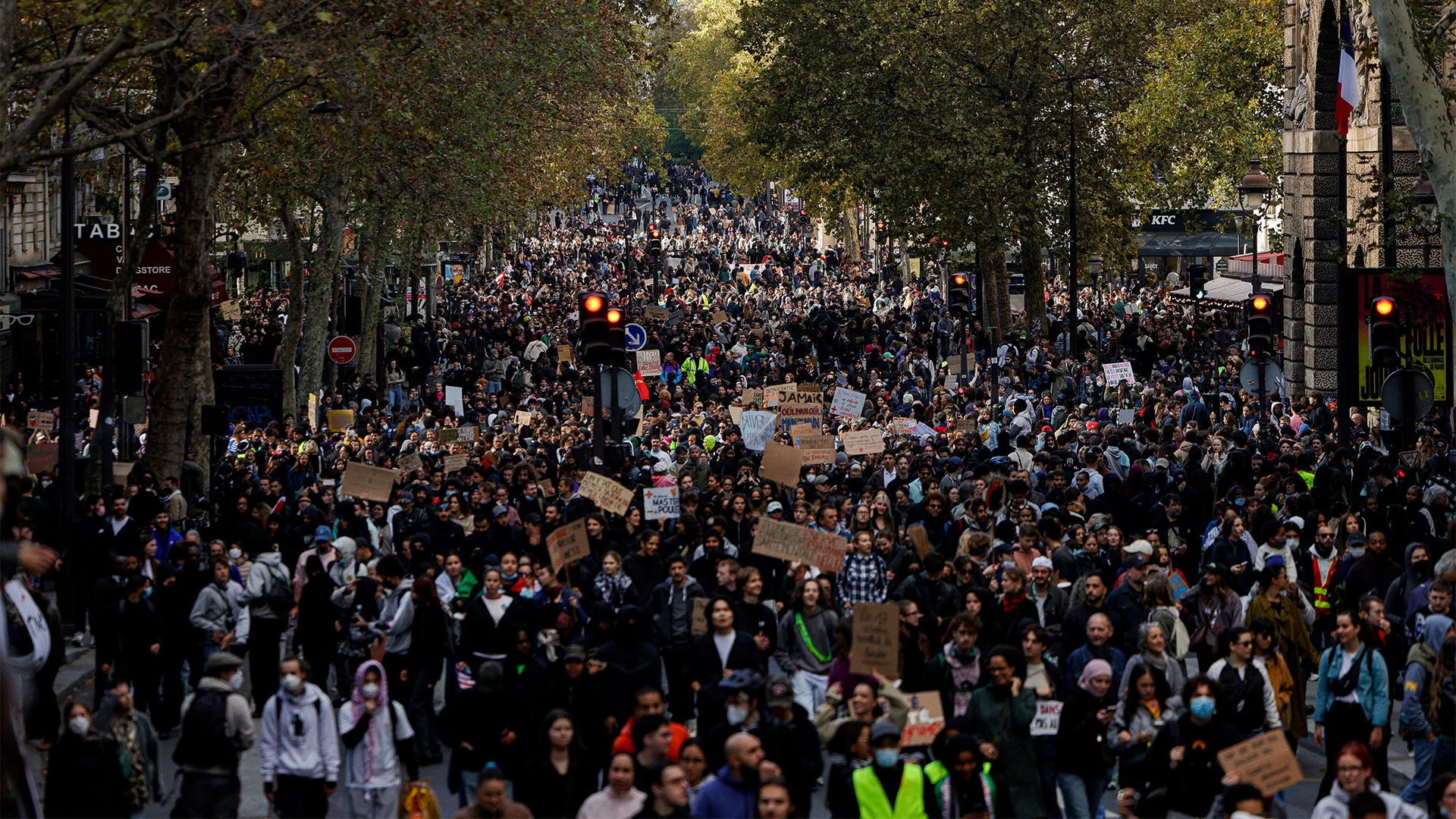 Manifestantes en París el 17 de octubre de 2026. [Foto: Geoffroy Van Der Hasselt/AFP vía Getty Images]

